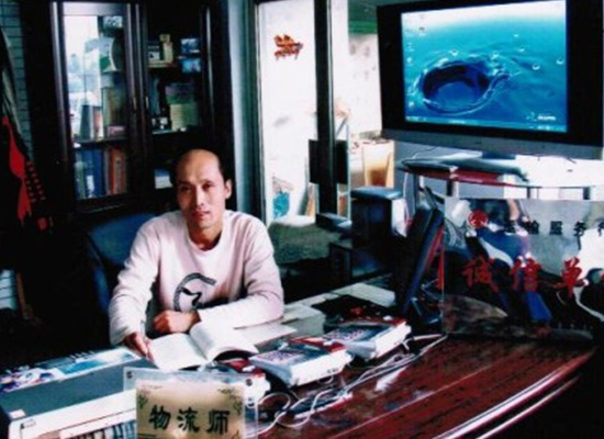 公司法人代表---在办公室留影