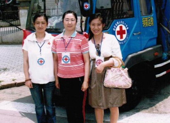 钢都运输老板娘与鞍山市红十字会长合影留念