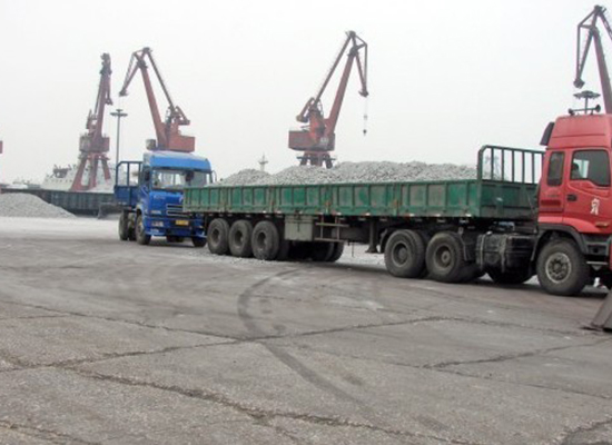 在鲅鱼圈港口装货货车