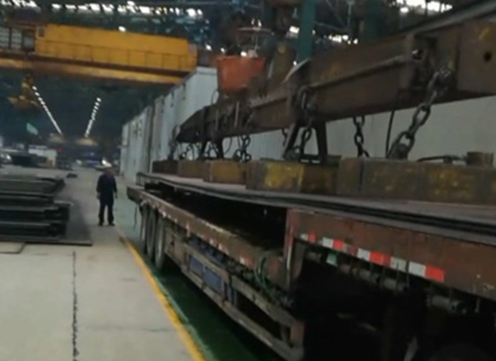 钢都物流公司给鞍钢客户装载钢板到全国各地厂家！