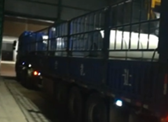 给西安世界级某企业每月装载2000吨卷板，正在卸货。